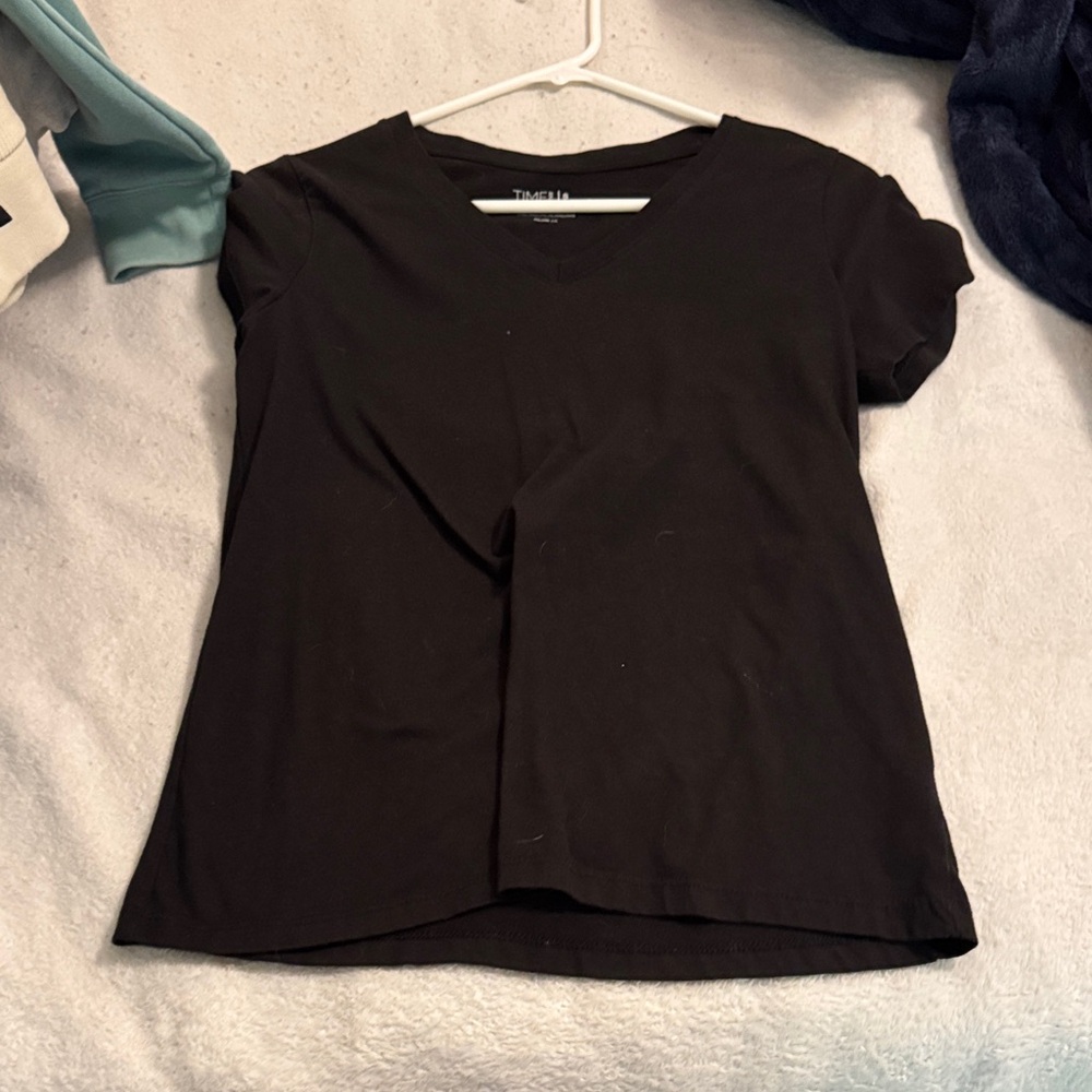 Time and Tru Black Short Sleeve V-Neck Tee